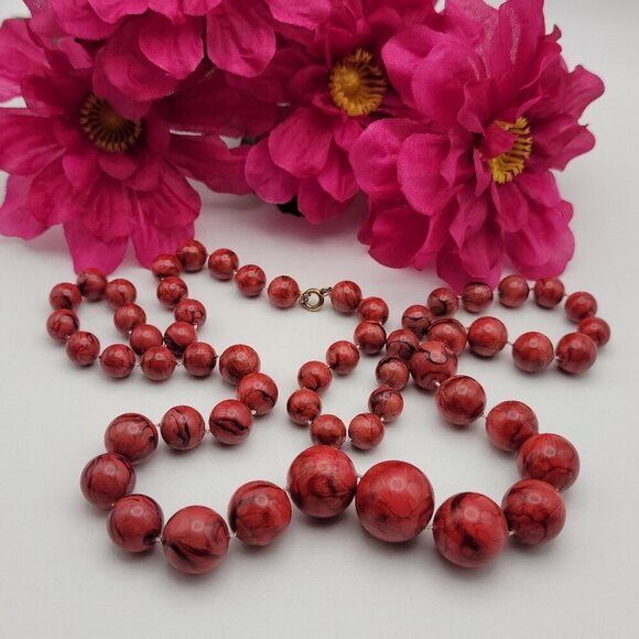 Vintage Lucite Graduated Ball Bead Necklace 30 Inch Red Marble Spring Ring Clasp - Picture 1 of 7